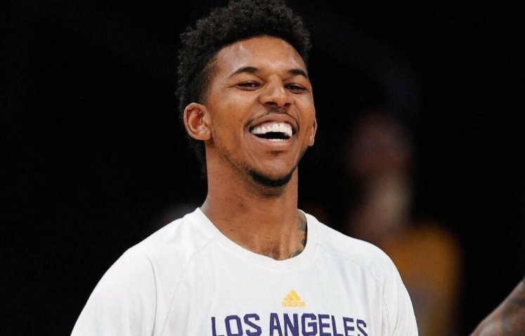 对年轻球员 对年轻球员